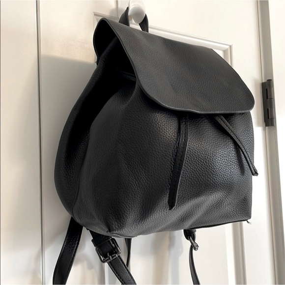 Minimalist backpack - Picture 4 of 10